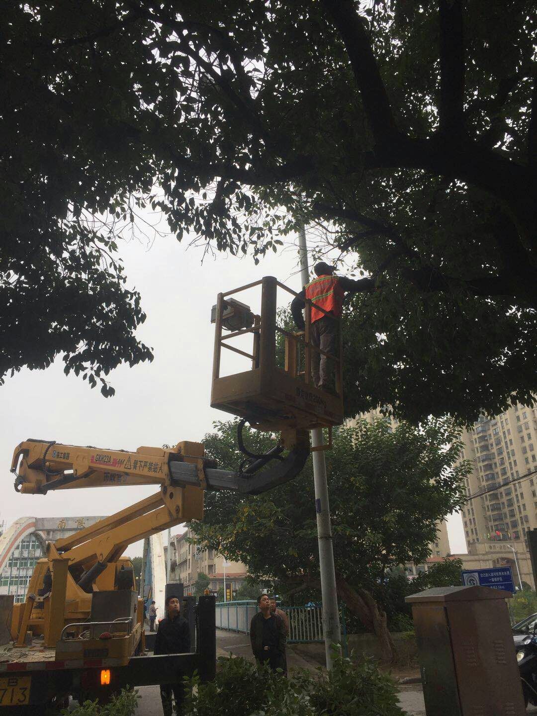 近日，我公司根據(jù)南陵縣市政園林所通知，組織安排人員車輛協(xié)助市政園林所路燈科修剪陵陽(yáng)路兩側(cè)遮擋路燈照明的樹枝。此項(xiàng)工作持續(xù)了三天，消除了因路燈光照不足帶來的夜間通行安全隱患問題，受到沿線居民一致好評(píng)。